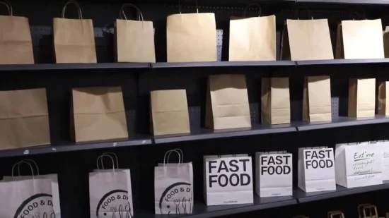 Sacchetti di carta Kraft marrone riciclata per indumenti regalo per lo shopping all'ingrosso con manico in carta ritorta